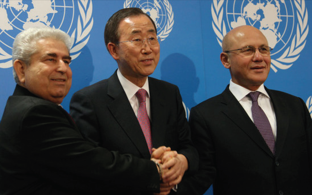 Mehmetali Talat and the Greek Cypriot leader Dimitis Christophias with the U.N Secretary General Ban ki- Moon.