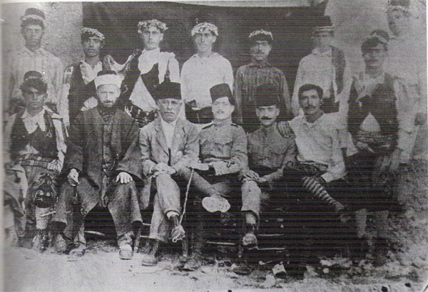Tarihi Türk giysileri içerisinde Larnaka ilçesindeki Civisil Türk köylüleri. Oturanlardan soldan ikincisi köy imamı, yanındaki köyün muhtarı ve diğer iki fesli de o günlerin söyleyişi ile iki "Zaptiye" (Polis)' dir