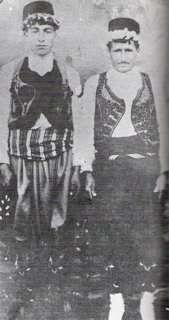 Tipik Türk giyisileri içerisinde kırsal yöreden iki erkek. 