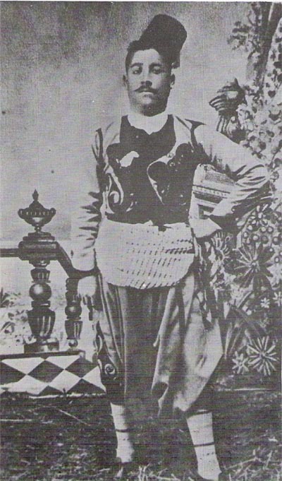 Lefkoşa eşrafından Kara Bardak Ulusal giysiler içerisinde, ölümü 1924 yılıdır.