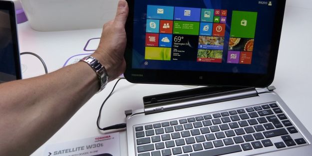 Toshiba Satellite W30T laptop tan tablete dönüşüyor