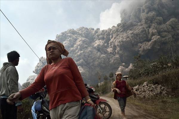 Endonezya’daki ölümcül yanardağ patlamasından 10 etkileyici fotoğraf