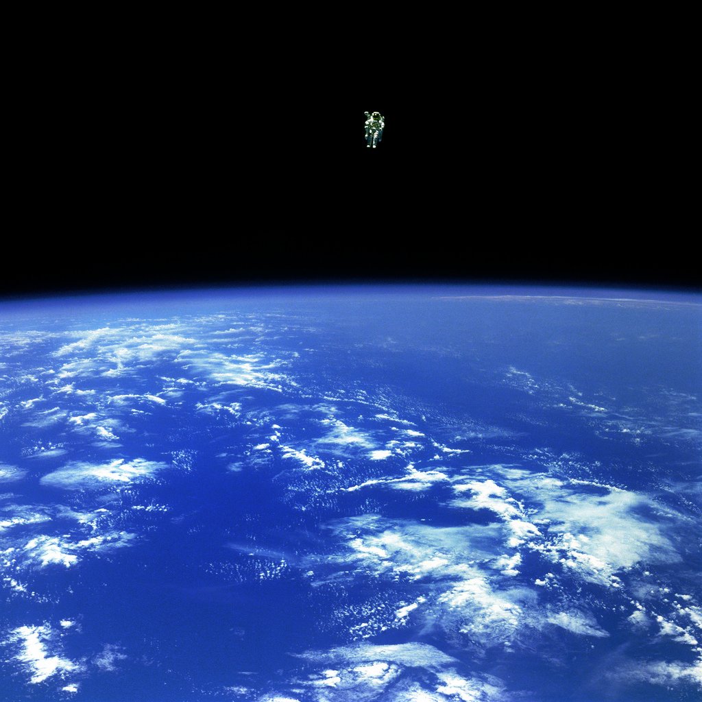 astronot-sirtinda-bir-uzay-jetpack-sayesinde-uzay-gemisinden-uzaklasarak-bu-resim-cektirmistir
