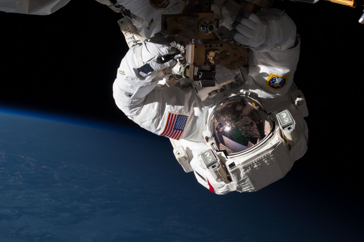 astronot-yorungede-iken-uzay-istasyonunu-tamir-ederken-resmedilmis