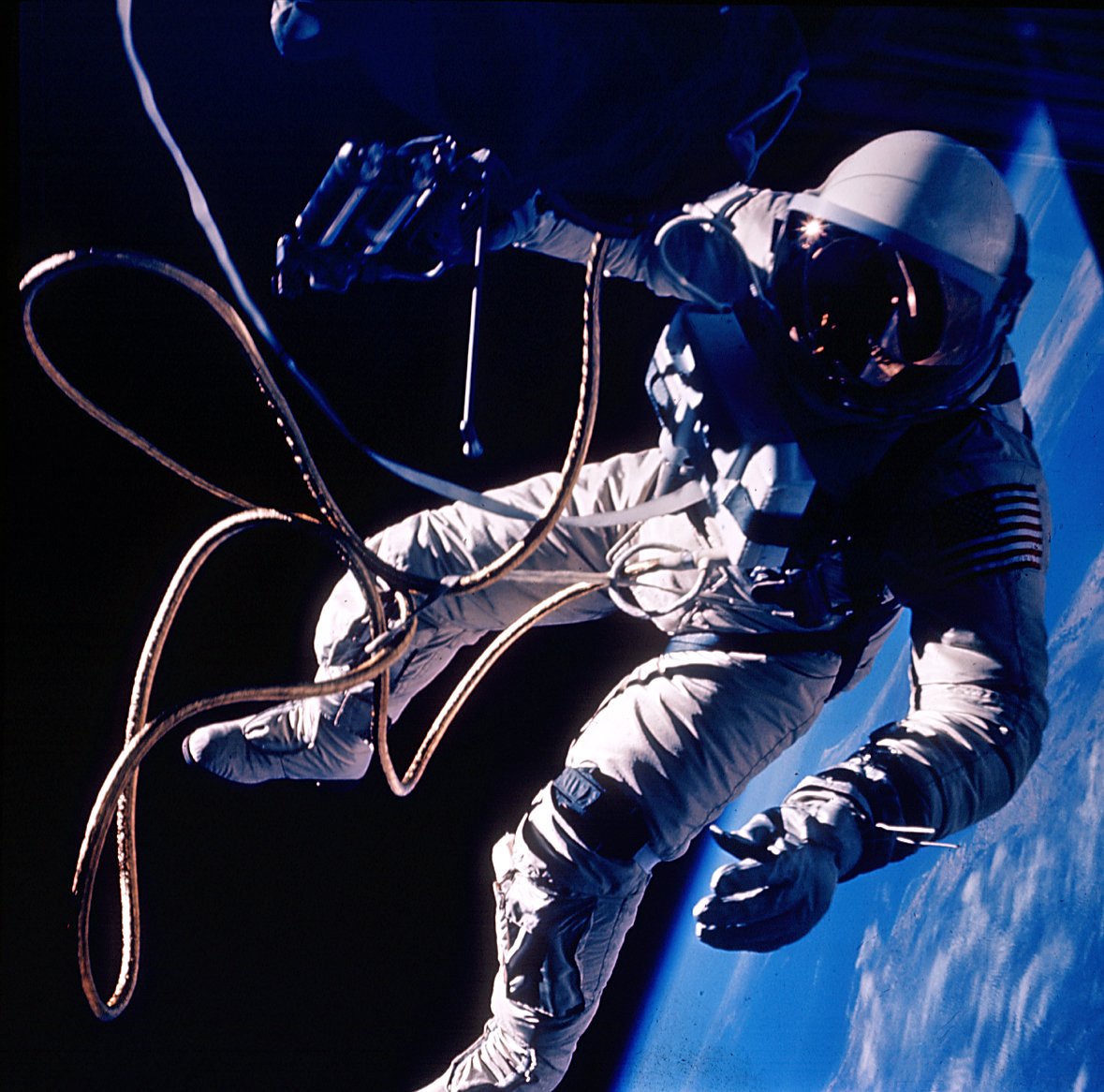 ed-white-3-haziran-1965-tarihinde-amerika-birlesik-devletlerinin-ilk-uzay-yuruyusunu-yapti