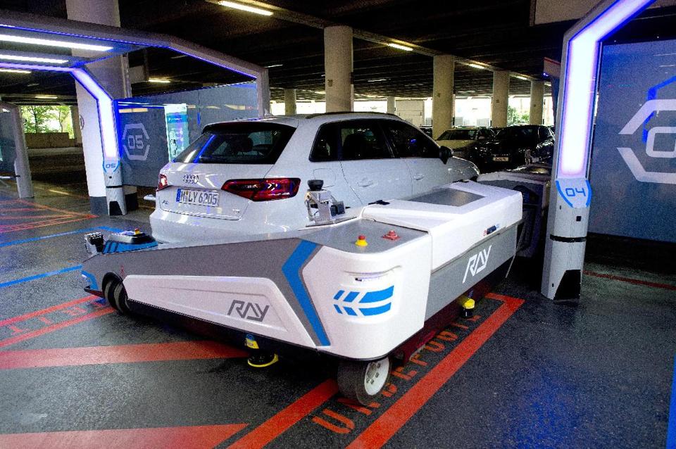 Almanya havaalanında hizmete giren Vale robot