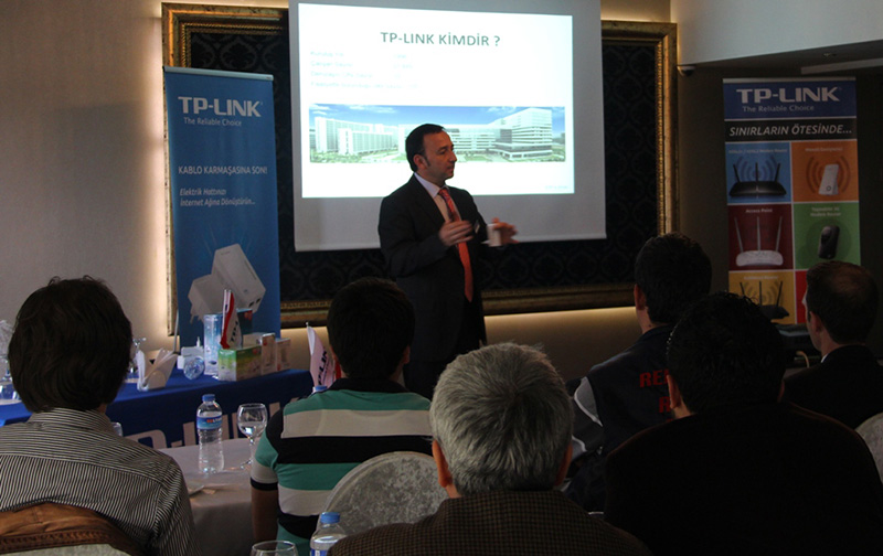 TP-LINK Ülke Müdür Yardımcısı Ali Dinçer bayilere ürünleri hakkında teknik eğitimde