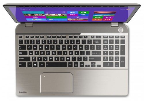 Klavye tuşları ile beraber Toshiba Satellite P55t dış tasarım olarak zirveye ulaşıyor. 