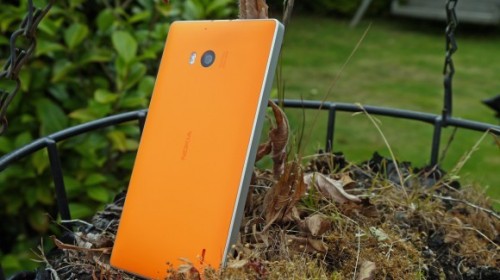 Nokia Lumia 930, tasarım anlamında serinin diğer telefonlarına nazaran çok daha iyi durumda.